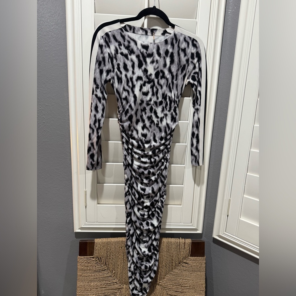 Norma Kamali great condition 
Shirred sides.